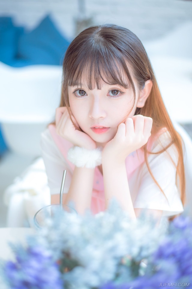 “等等，他不能走！我等……”众人一看刘璋就这么被人带走了，而且丝毫没有在意他们的意思，这怎么行，一名士族带着家丁想要阻拦刘璋车架。